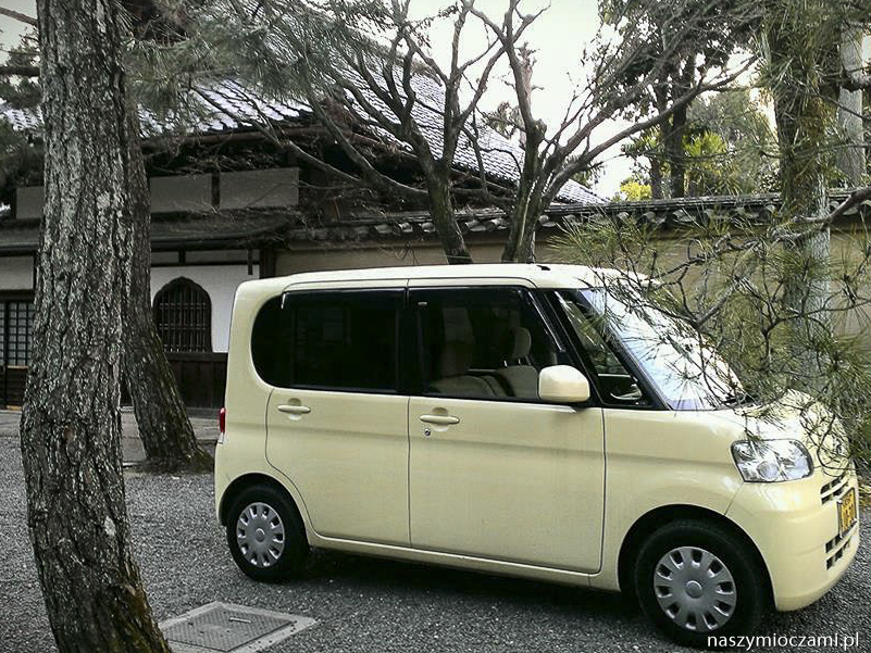 Typowy japoński samochód, a w zasadzie samochodzik, wygląda jakby go właśnie wyciągnięto z kreskówki. 