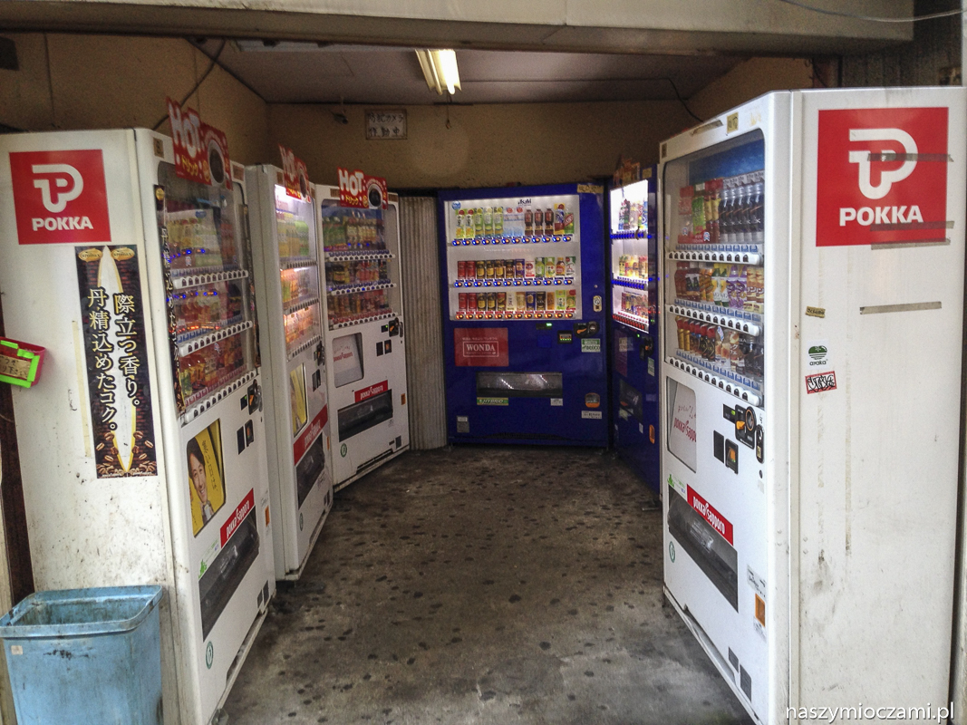 Kącik pełen automatów z napojami w dzielnicy Shinagawa w Tokio