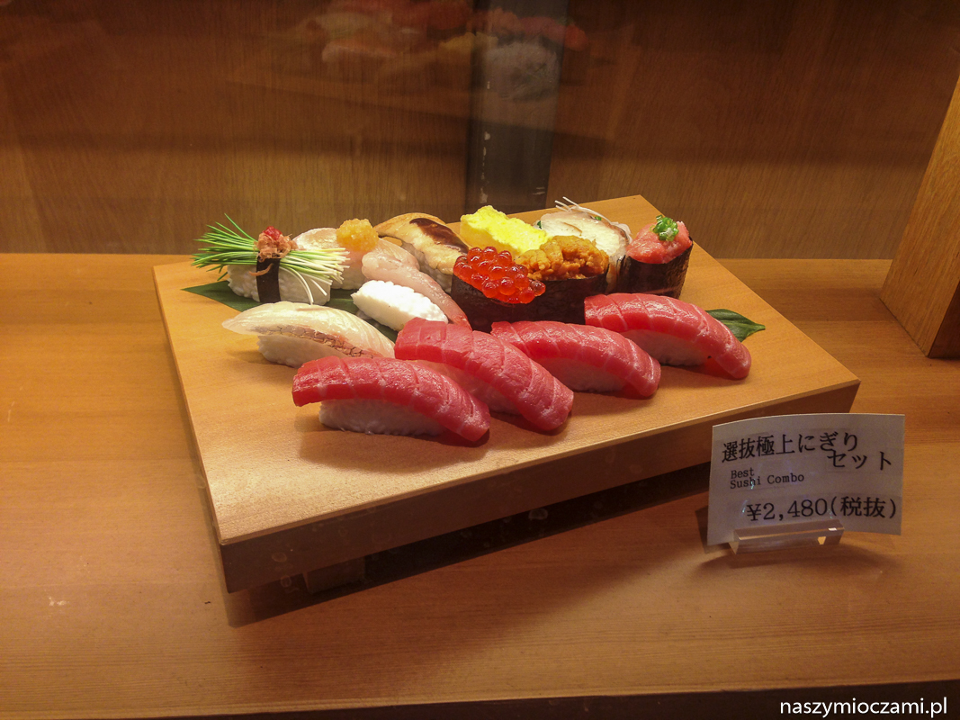 Plastikowe sushi na wystawie restauracji w Tokio.
