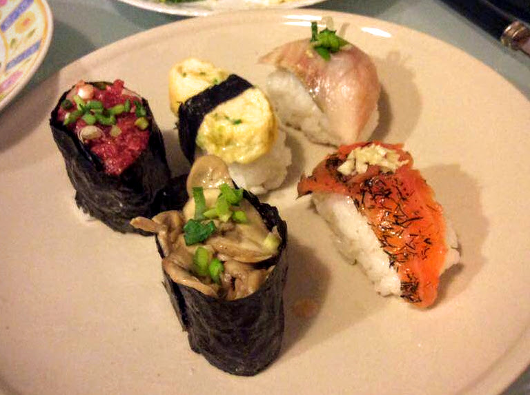 Sushi w wersji polskiej. W lewym górnym rogu tatar wołowy zawinięty w nori.